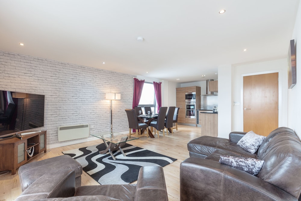 Stylish Penthouse Suite 12/17
