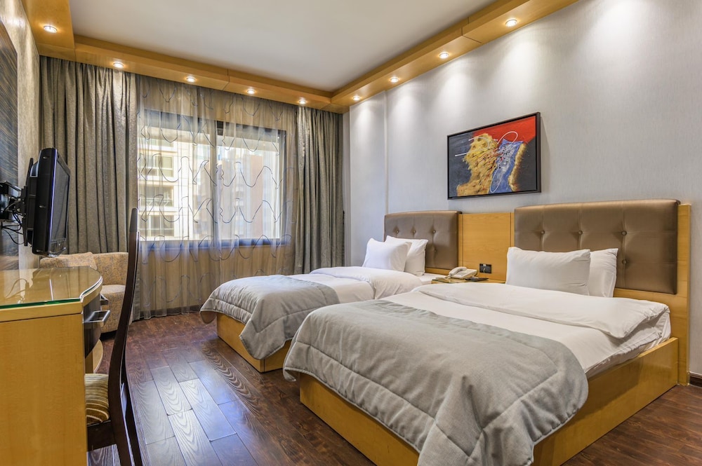 2 BEDROOMS, FAMILY SUITE, KITCHENETTE, SMOKING