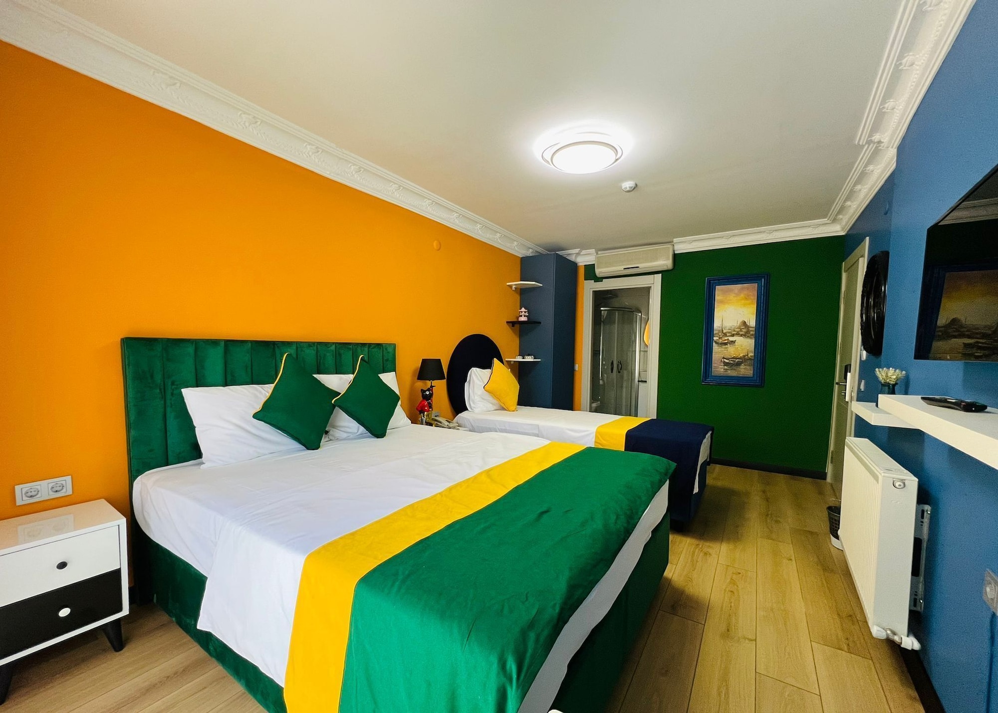 CLASSIC, TRIPLE, MULTIPLE BEDS, BALCONY