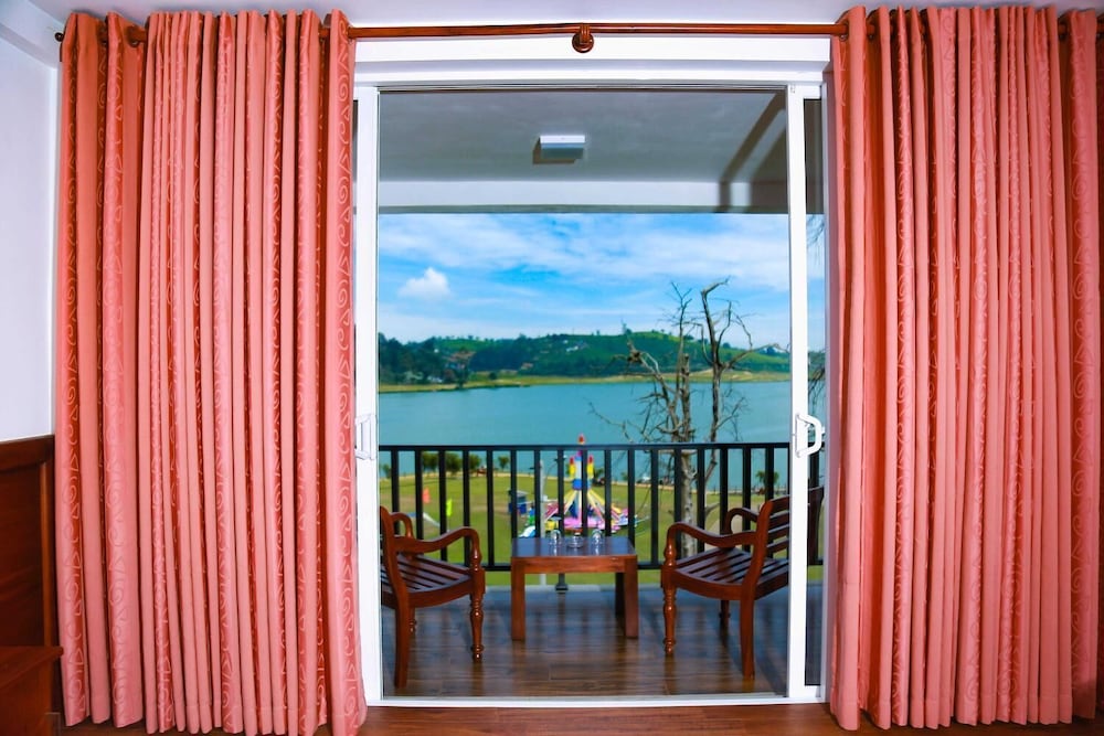Royal Lake Hotel photo4