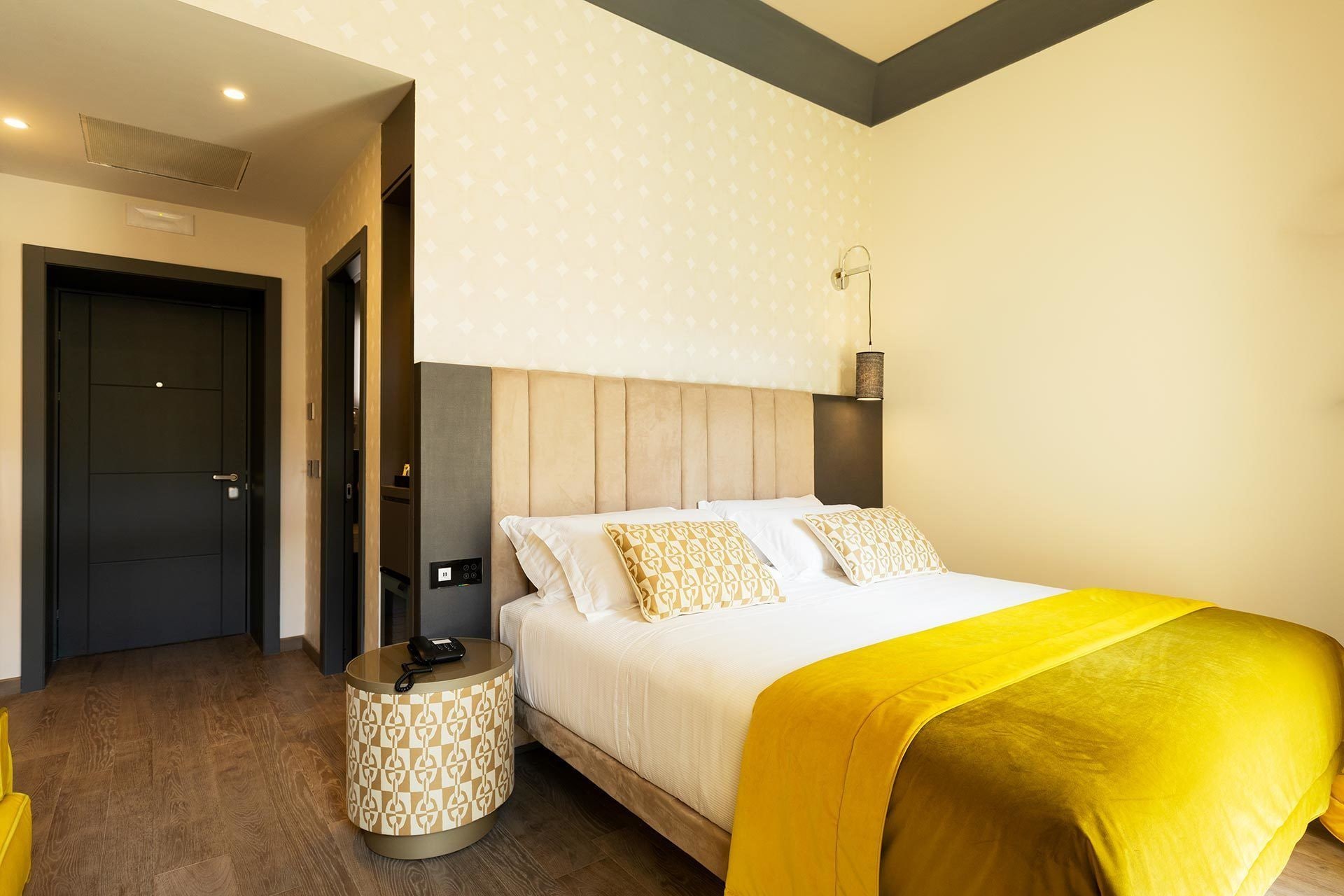 DELUXE, FAMILY, QUEEN BED, SOFA