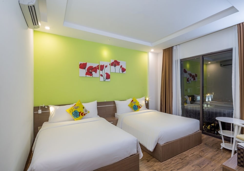 DELUXE, 2 DOUBLE BEDS, CITY VIEW
