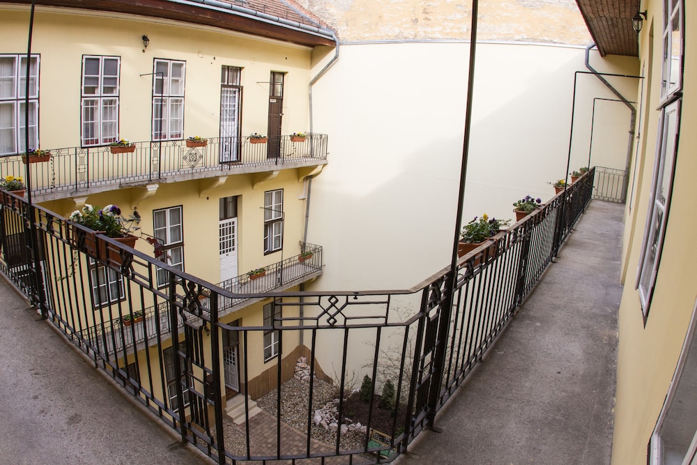 Central Hotel 21 3/54