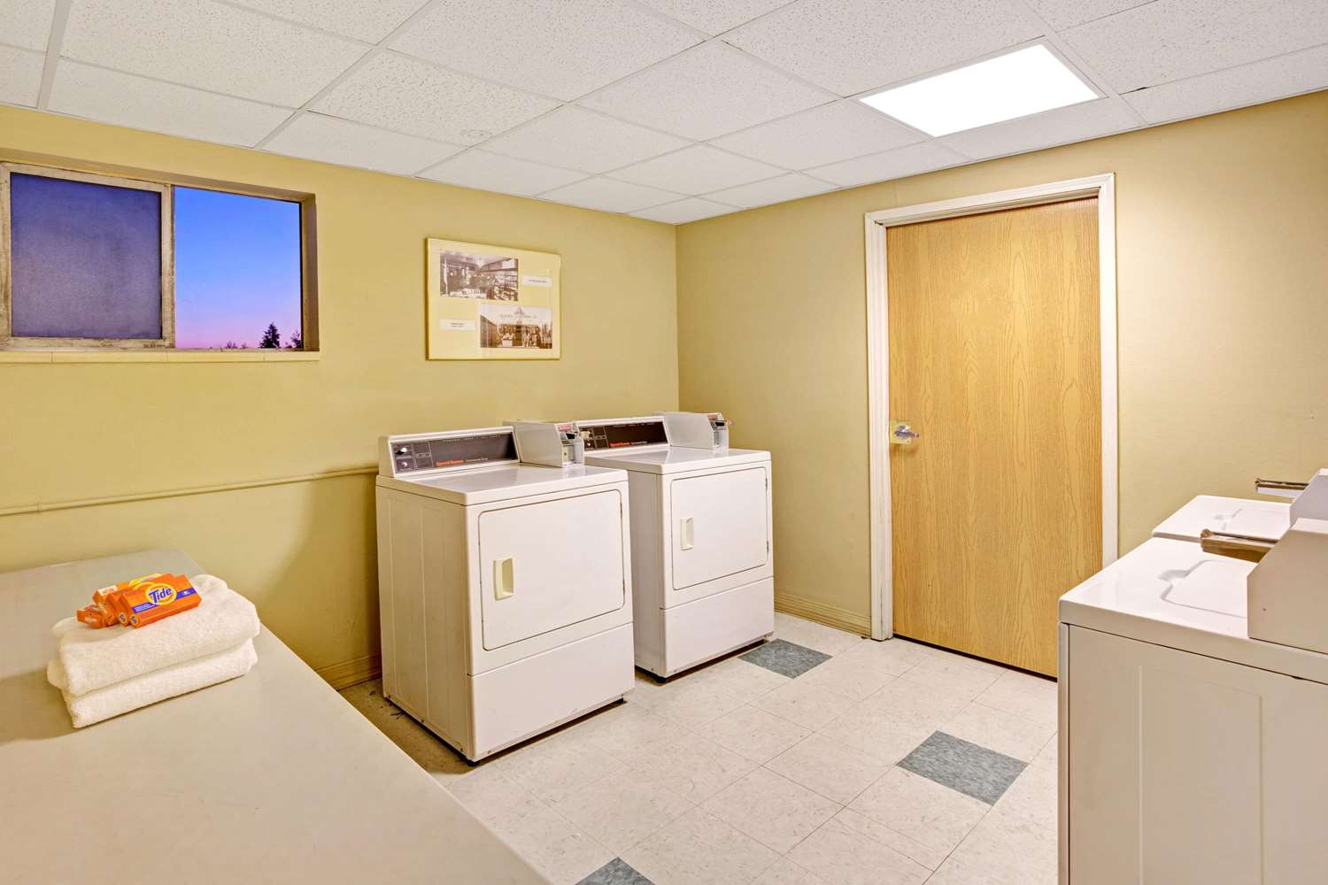 Ramada by Wyndham Anchorage Downtown 2/6