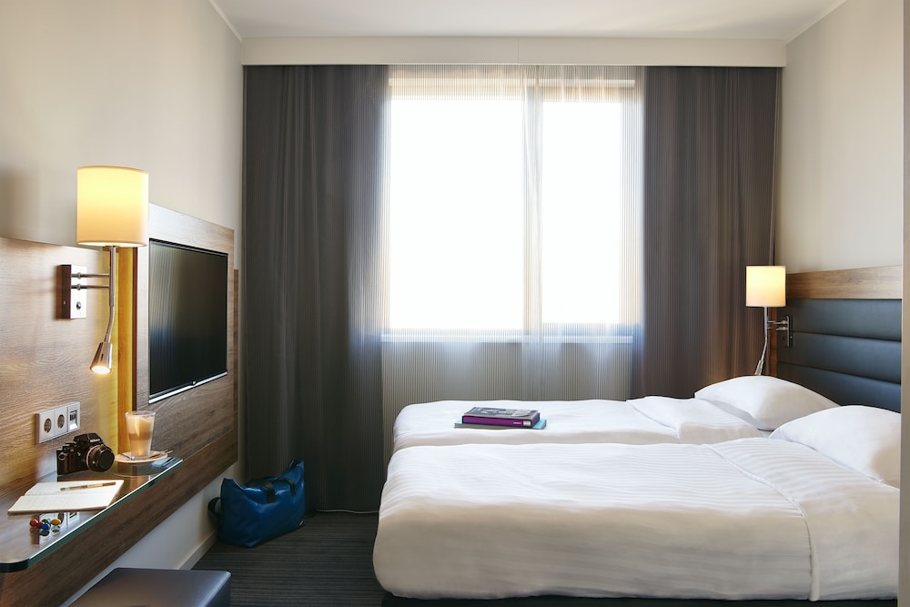 Moxy York 12/50