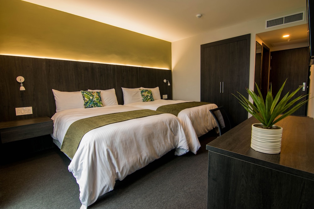 Innfiniti Hotel Suites 14/42