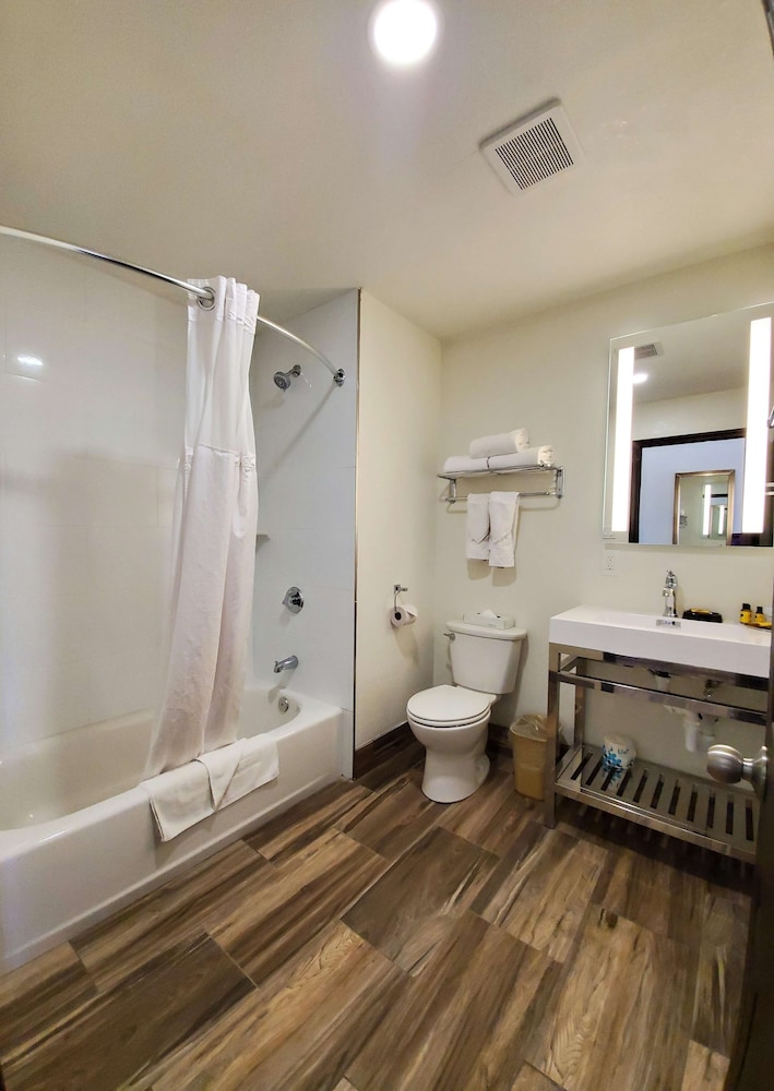 Best Western Plus Main Street Inn 14/38