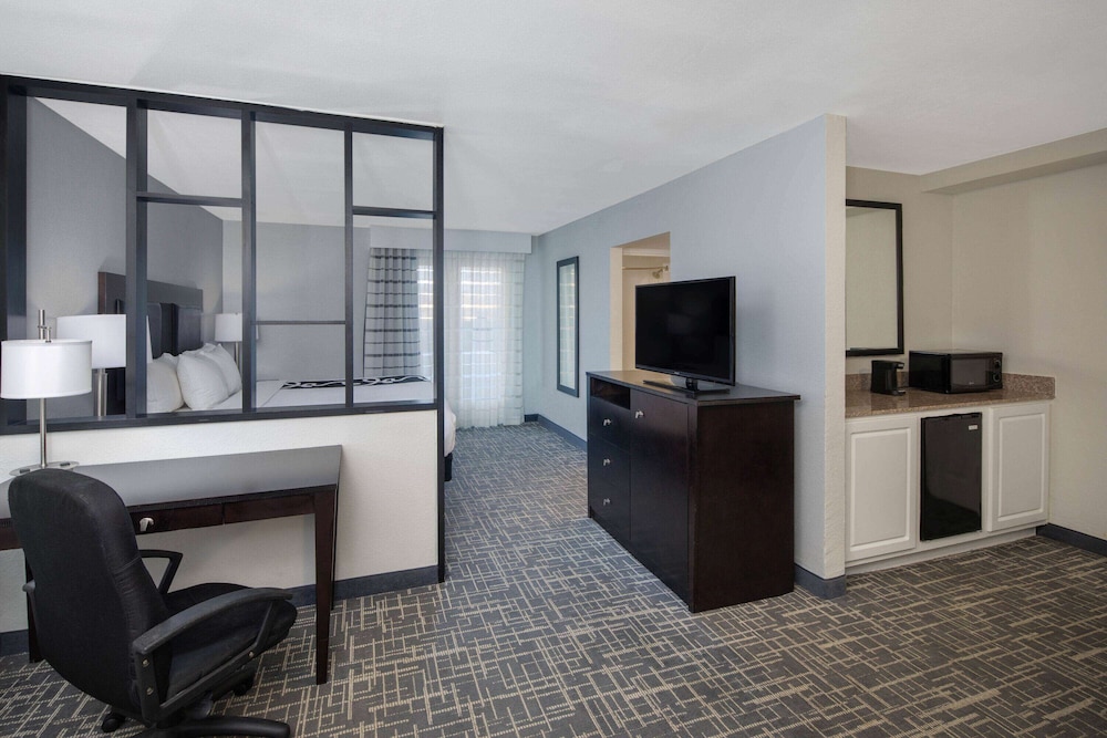 La Quinta Inn & Suites by Wyndham Atlanta Airport South 29/47