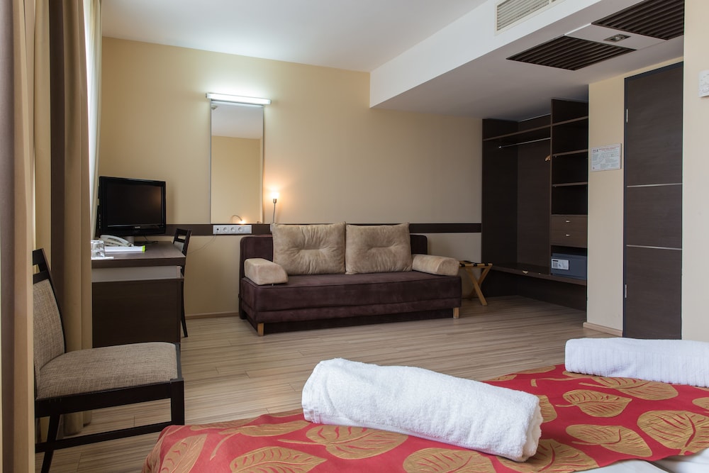 CE Plaza Hotel 10/33