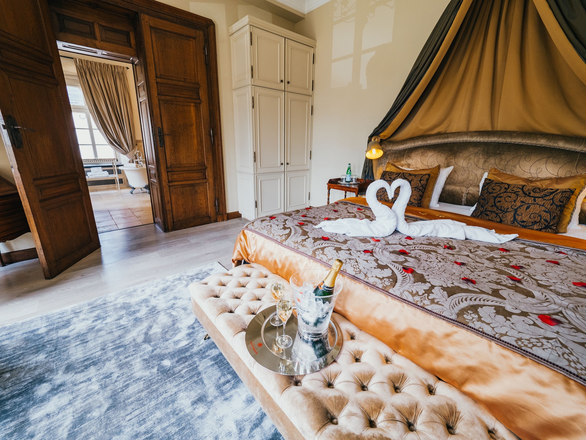 SUITE, KING BED