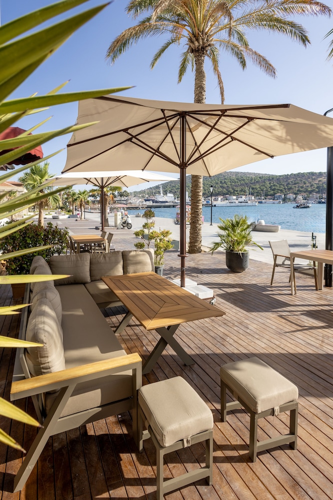 Ertan Hotel Cesme 46/63