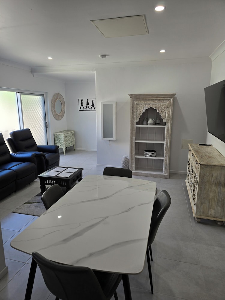 3 BEDROOMS, DELUXE, APARTMENT