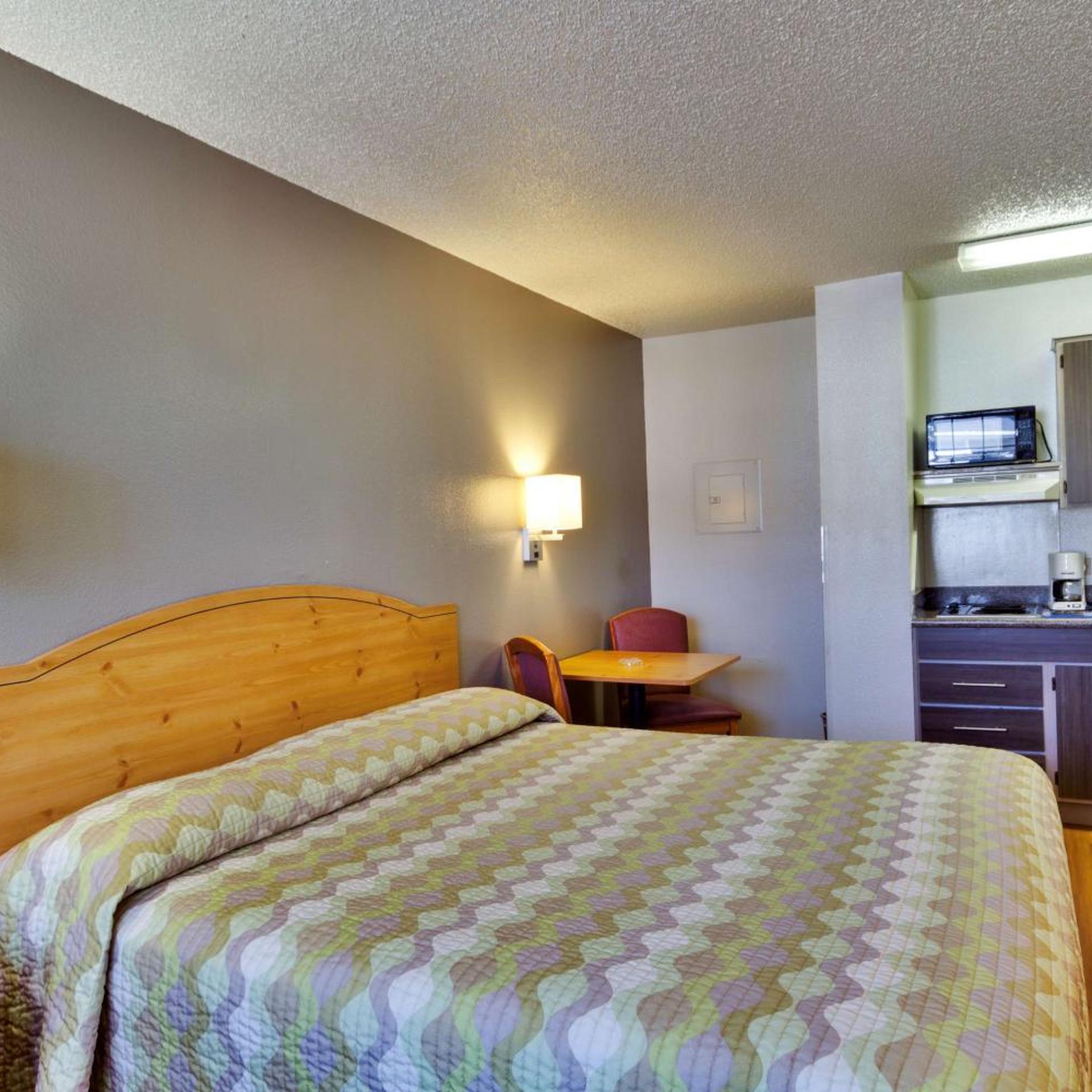 ROOM, QUEEN BED, SMOKING, ACCESSIBLE