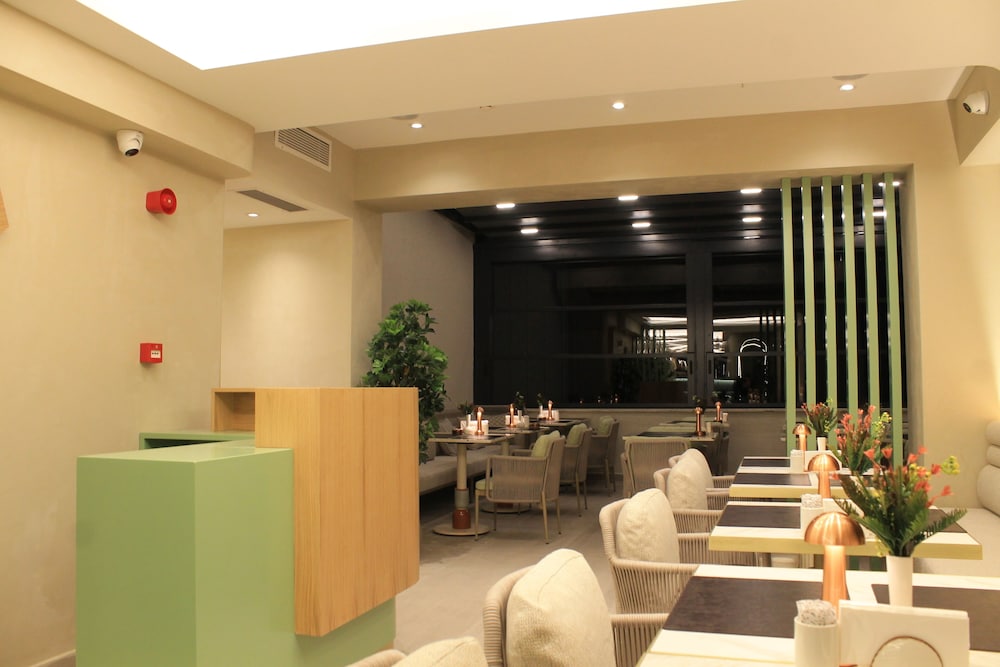 GARLON RESIDENCE 10/56