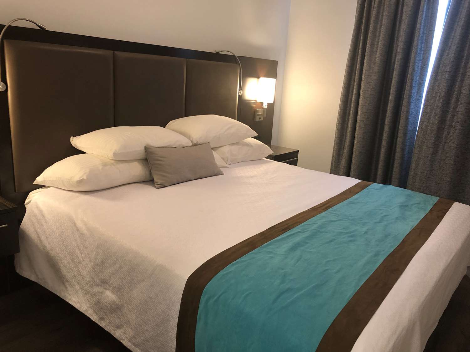Suite, 2 King Beds, Sofa, Kitchen, Best Western Plus Barrie 2/3