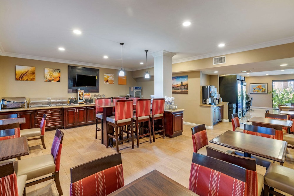 Comfort Inn & Suites Huntington Beach 36/43