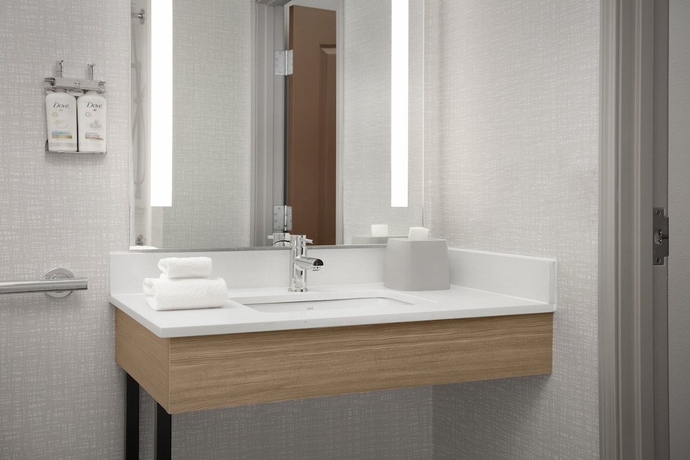 غرفة قياسية بسريرين كوين لذوي الإعاقة، Holiday Inn Express Hotel And Suites Dfw West Hurst 4/7