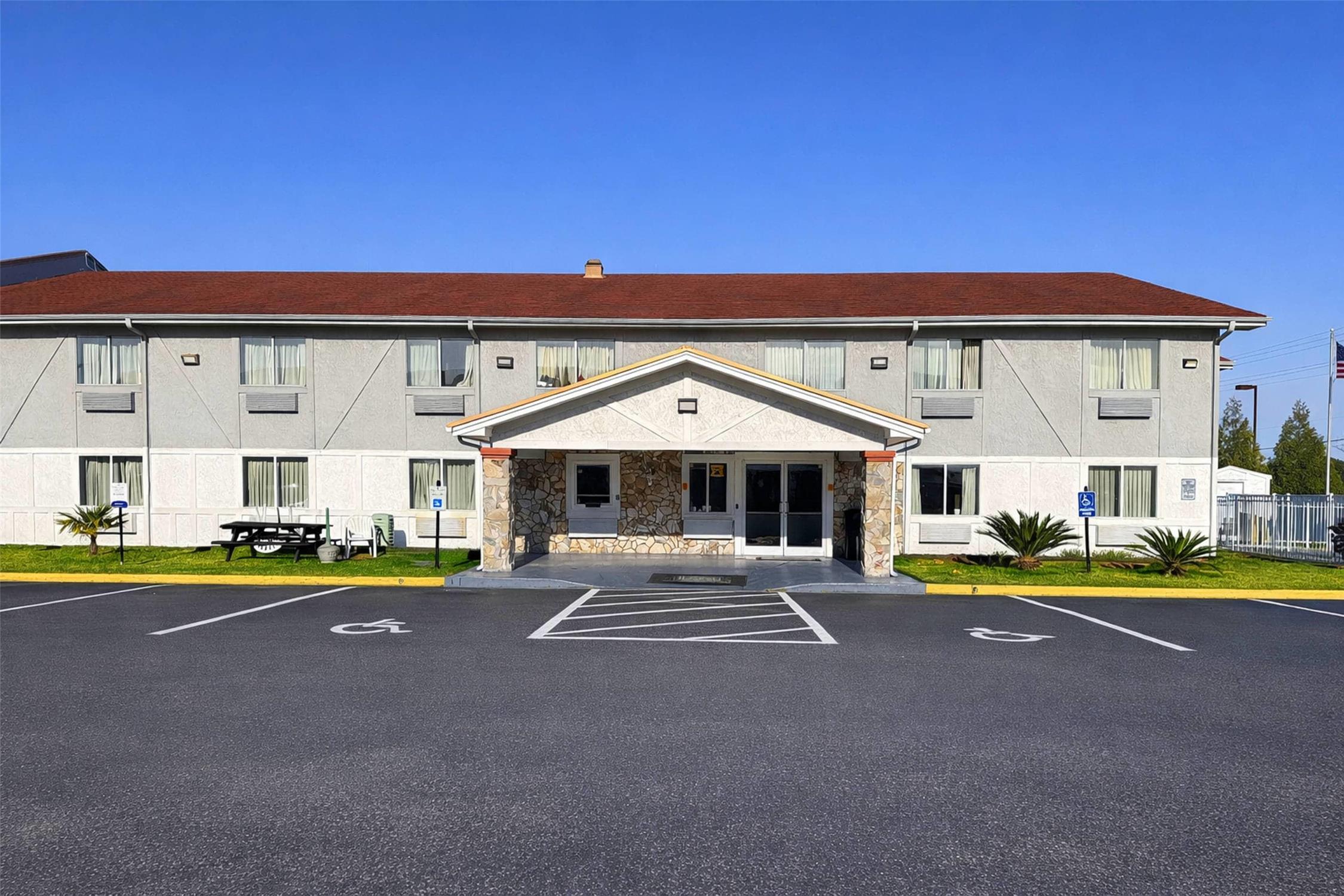 Rodeway Inn & Suites Jacksonville Near Camp Lejeune 49/51