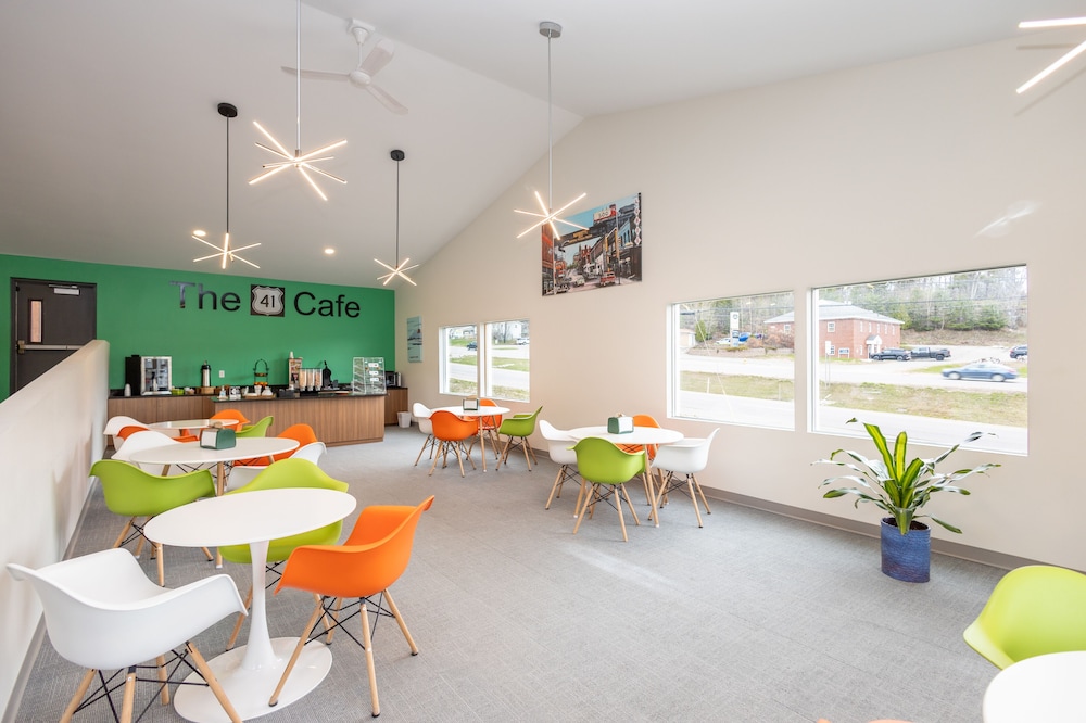 Cedar Motor Inn 46/56