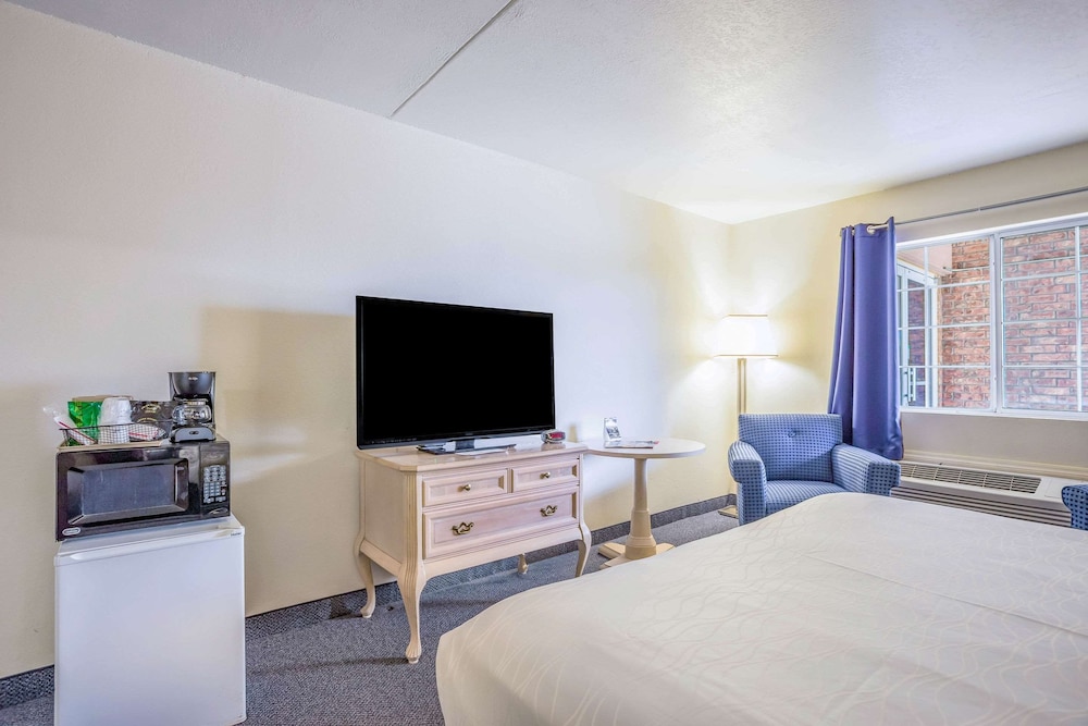 Rodeway Inn Branson, Brick House 12/35