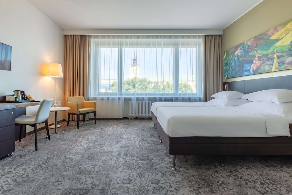 Superior, King Bed, Freedom Square View