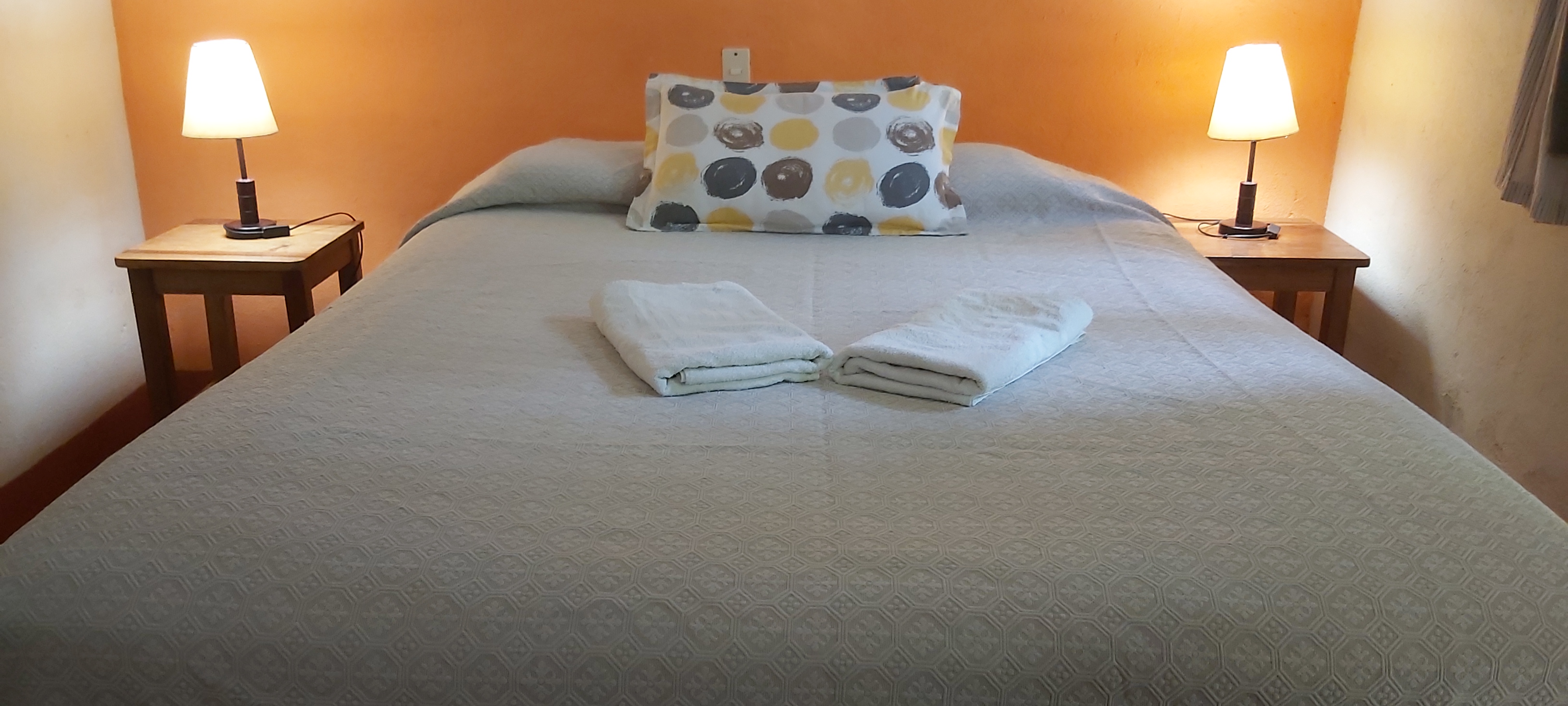 غرفة بسرير مزدوج وسرير فردي، CASA BARCELONA HOTEL 2/2