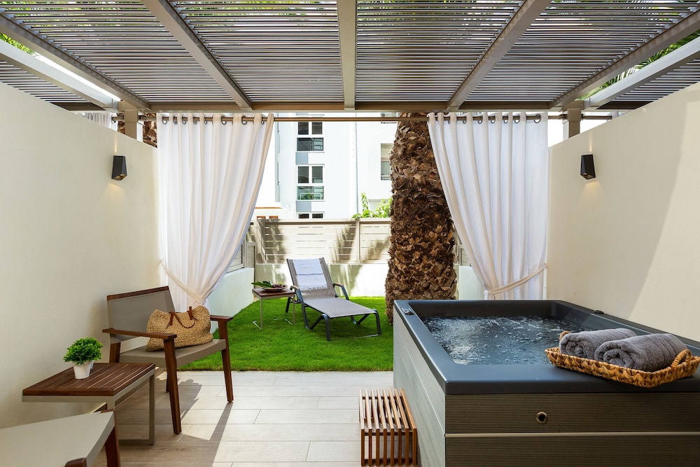 Theartemis Palace 69/100