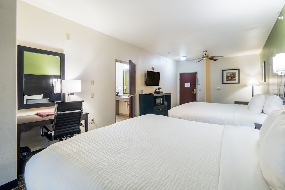 Clarion Inn & Suites Weatherford South 11/33