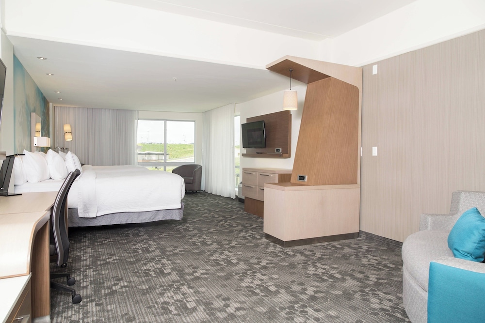 Suite, 2 Queen Beds, Sofa, Accessible