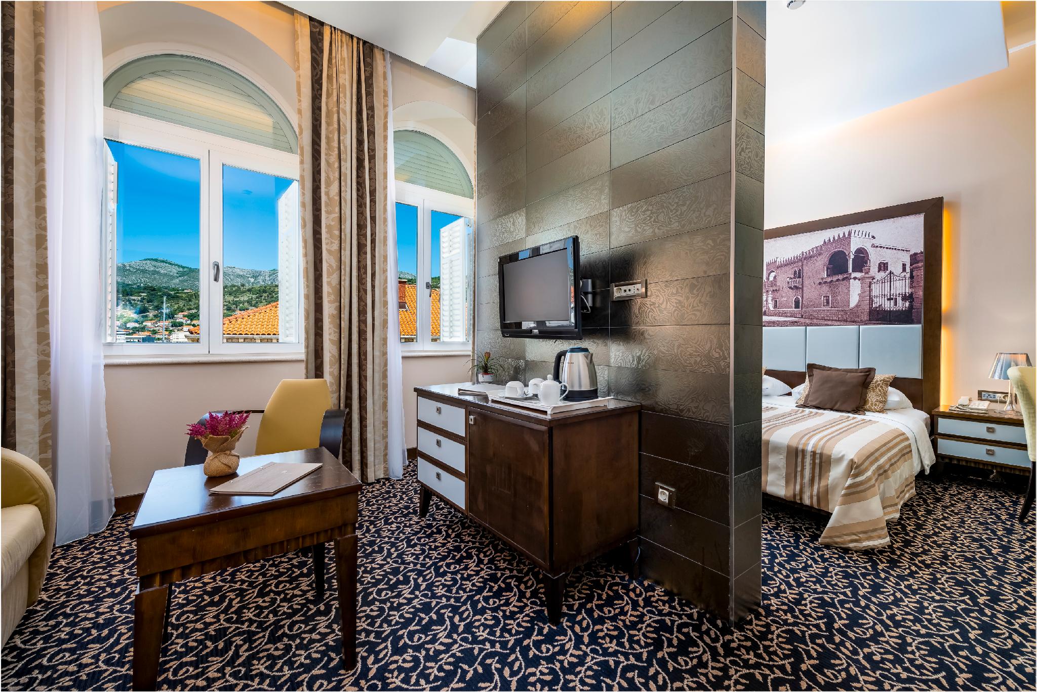 Suite, Double Bed, Pool and Sea View