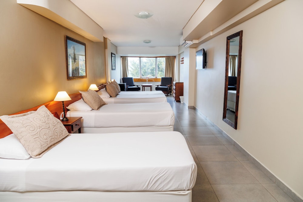 ROOM, QUADRUPLE, LAKE VIEW