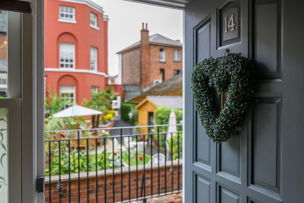 Darwin's Townhouse 45/49