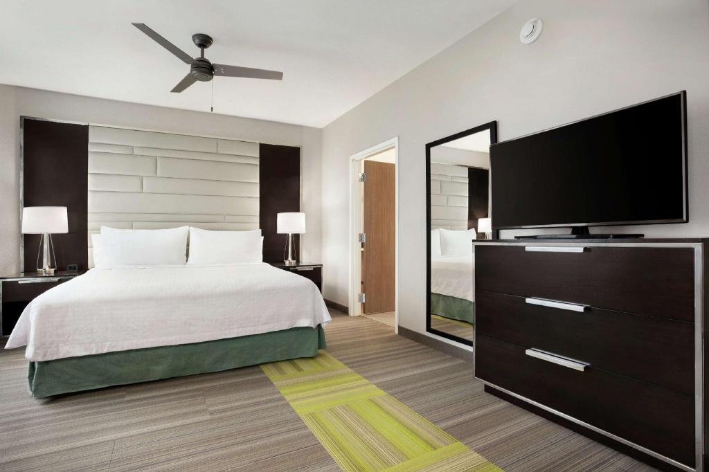 SUITE, KING BED, ACCESSIBLE