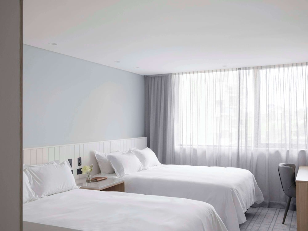 STANDARD, 2 QUEEN BEDS