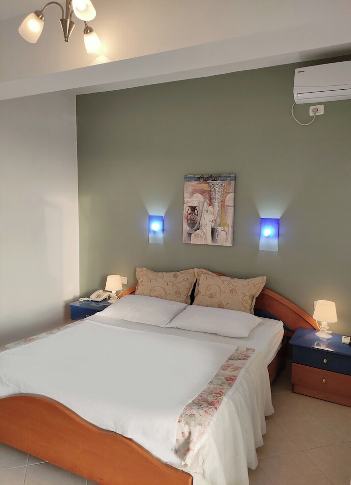Comfort, Triple, 1 Queen and 1 Single Bed