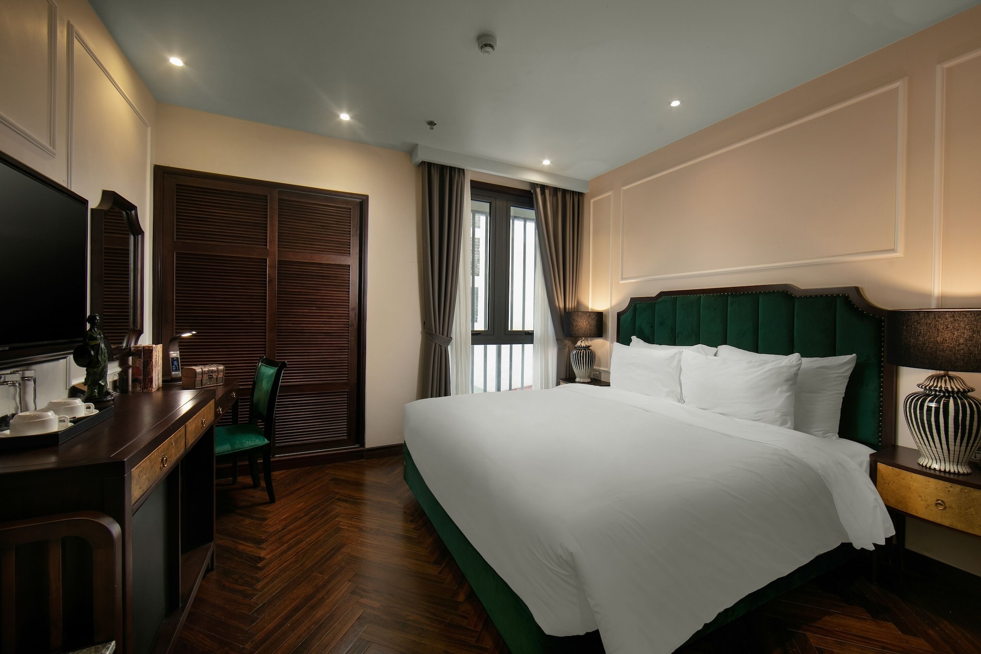 DELUXE, DOUBLE OR TWIN BED