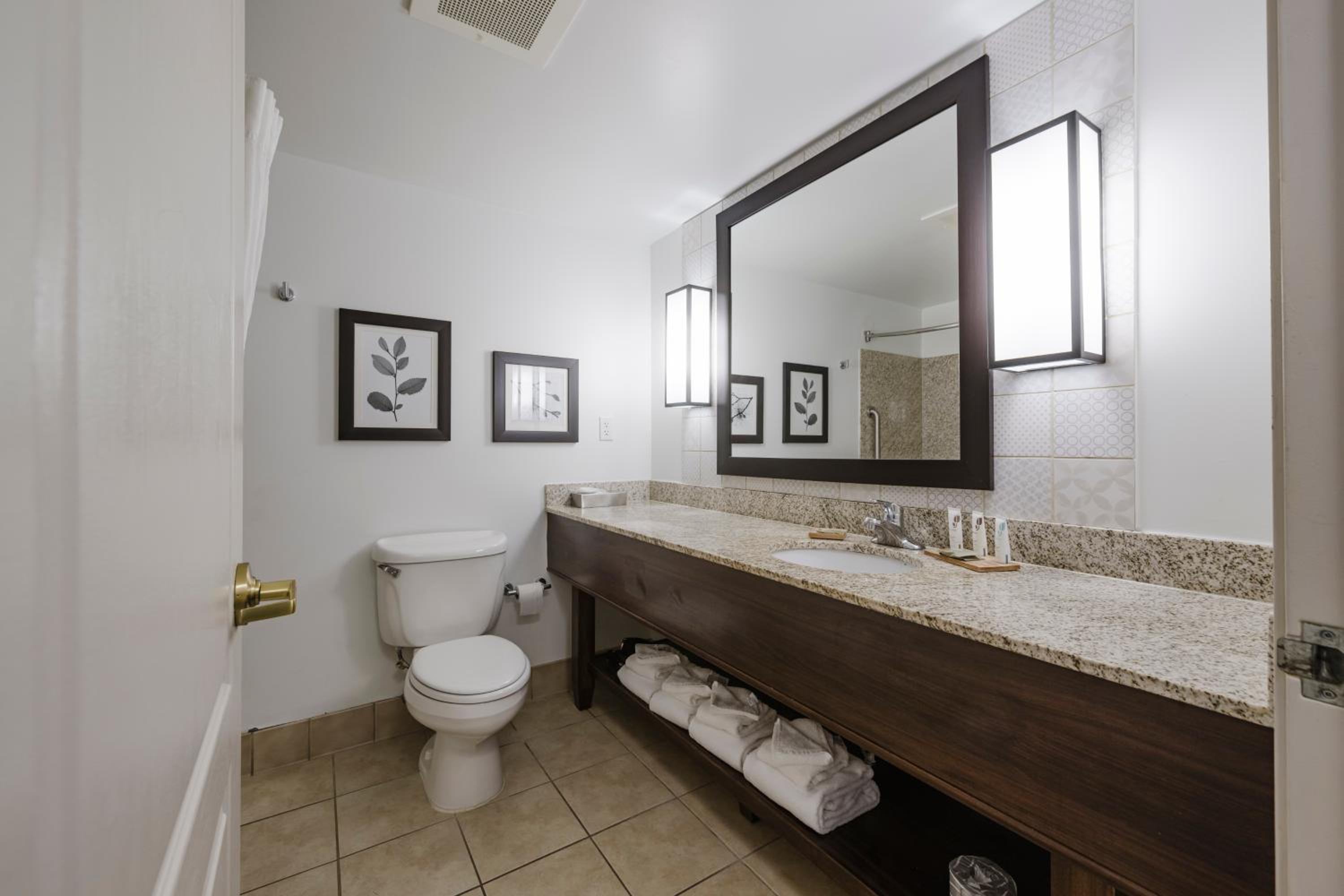غرفة رباعية بسريرين كوين لذوي الإعاقة، Country Inn & Suites by Radisson, Queensbury - Lake George 8/9