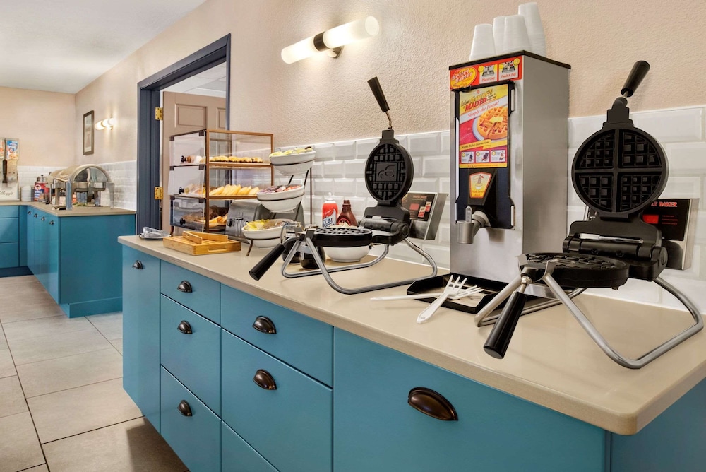 Country Inn & Suites By Radisson, Decorah, IA 28/42