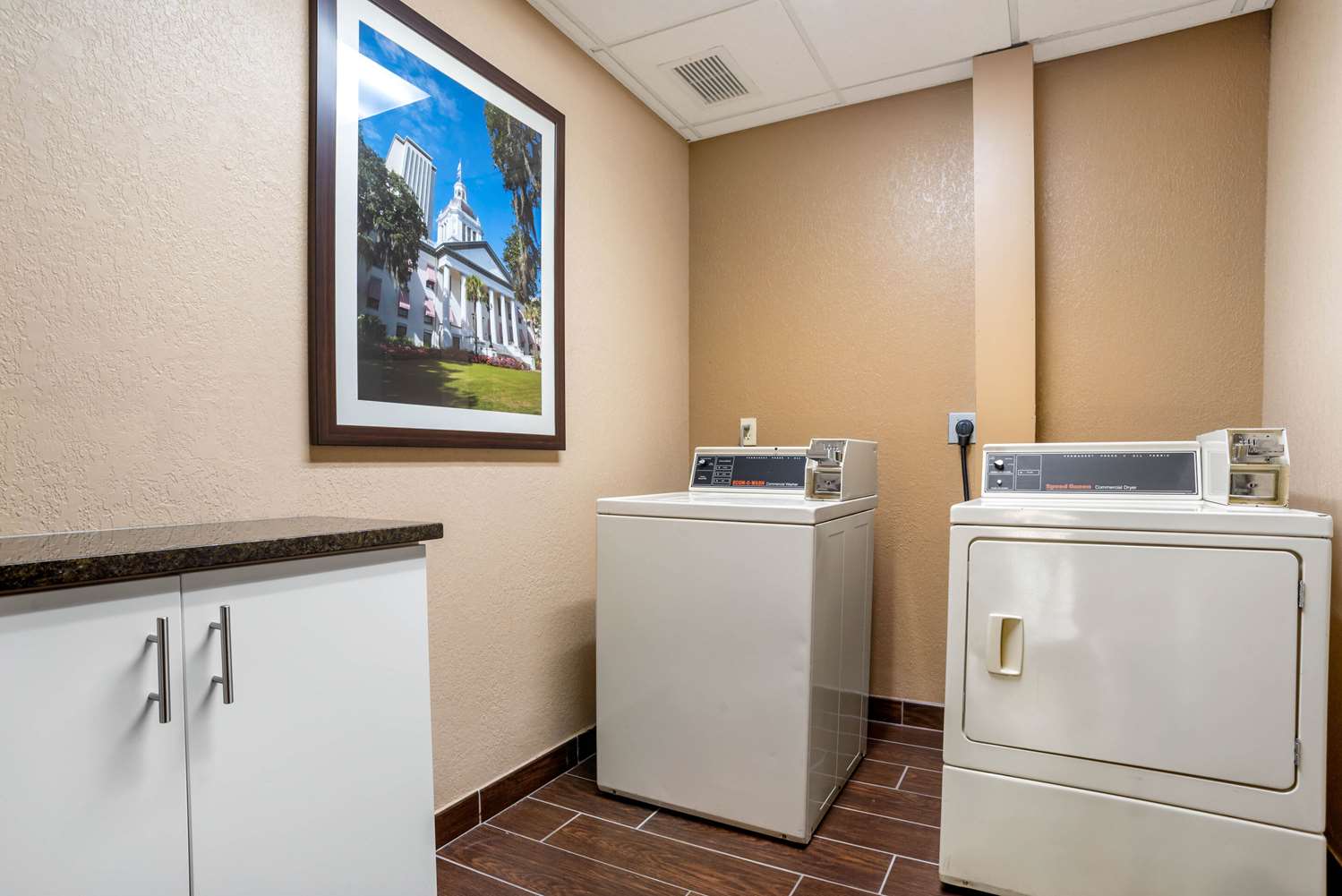 Comfort Suites Tallahassee Capitol - University Area 52/52