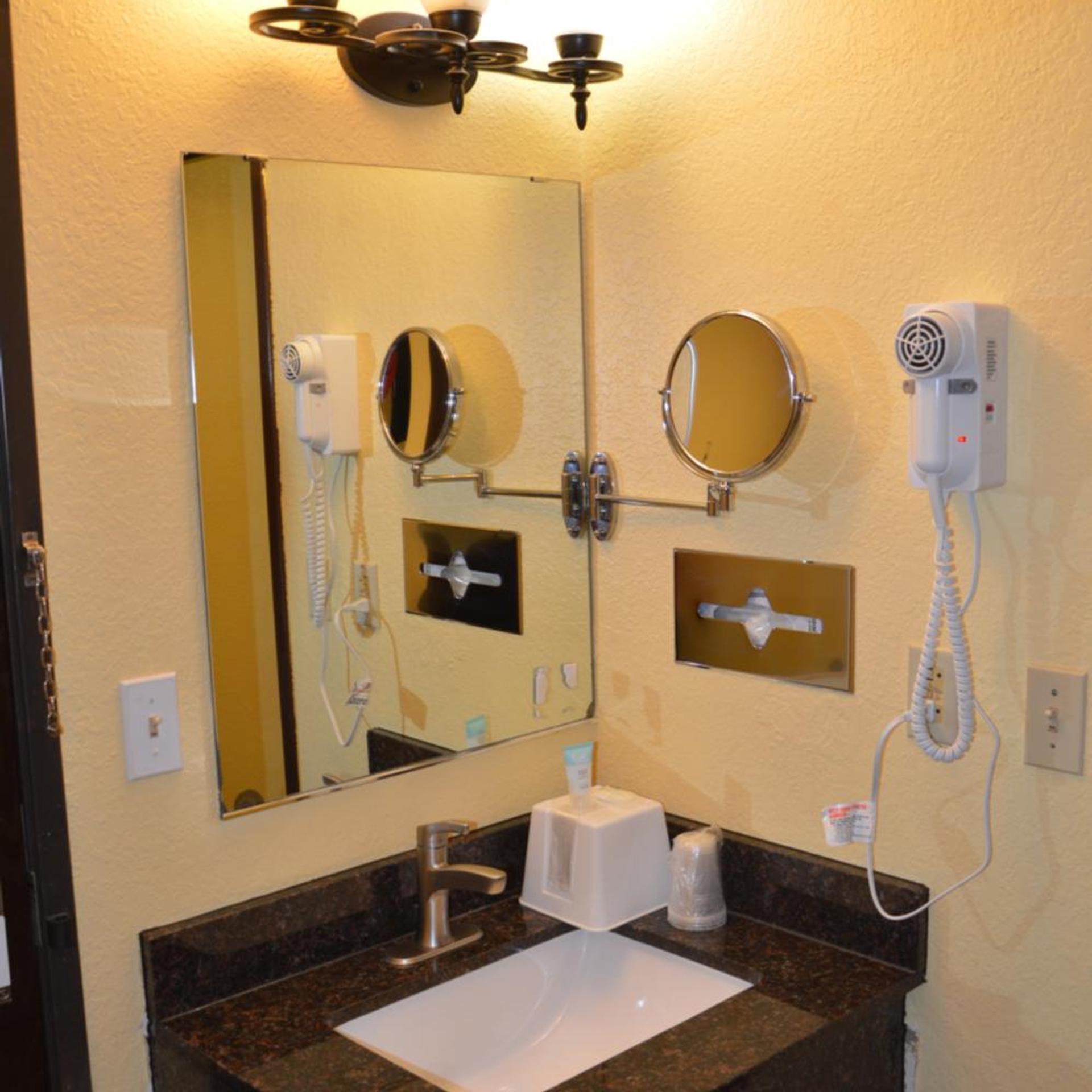 Burnsville Inn & Suites (ex Americas Best Value Inn-Burnsville/Minneapolis) 34/36