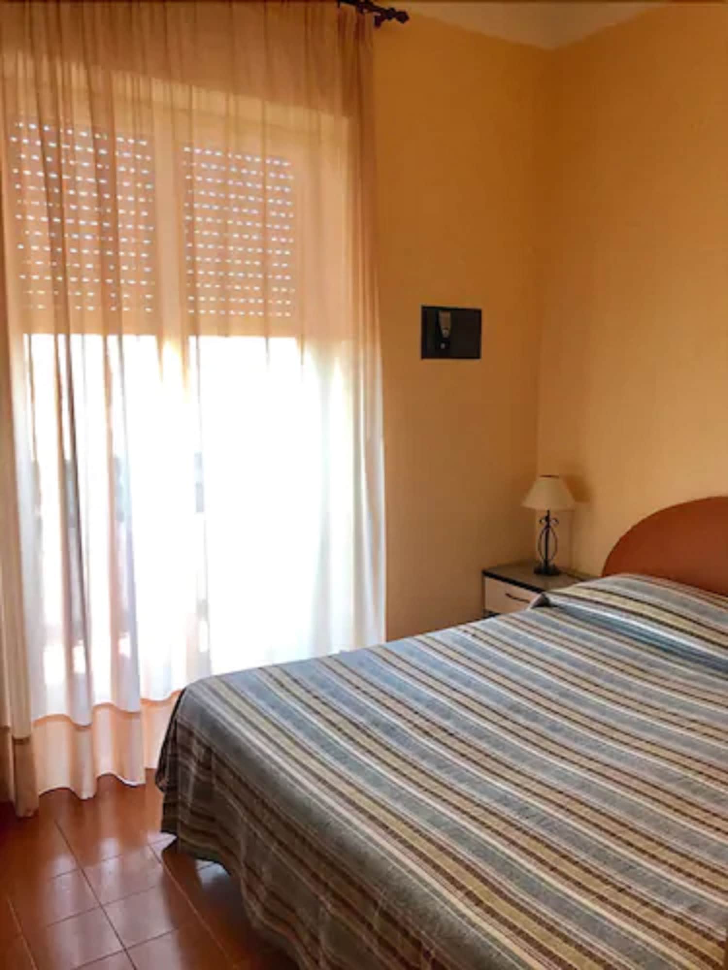 ROOM, SINGLE