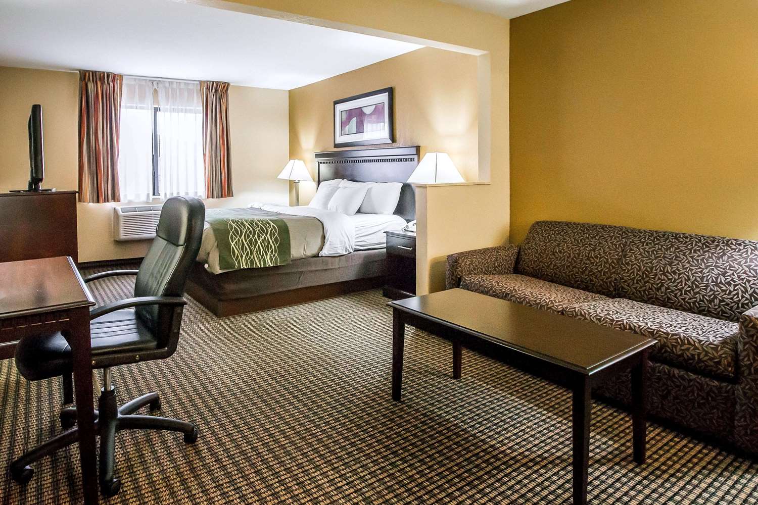 Econo Lodge Inn & Suites Monroe, MI 10/36