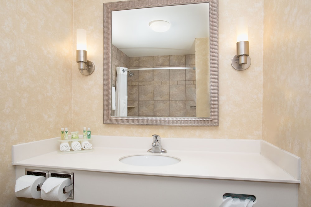 Holiday Inn Express and Suites Minot 30/50