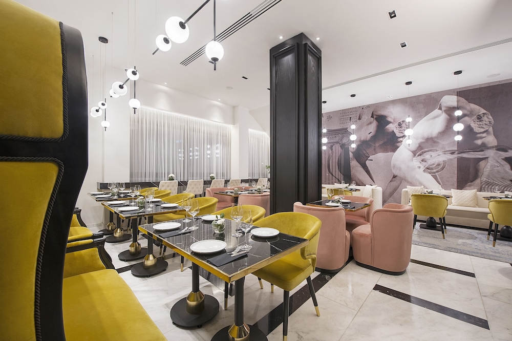 Gate Twenty Two Boutique Hotel 33/35
