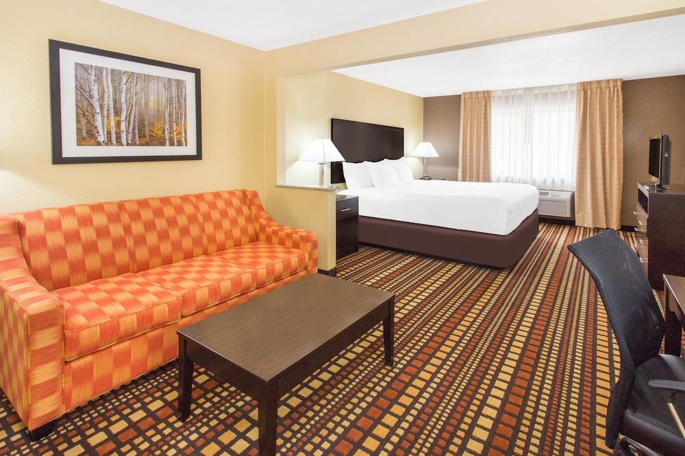 Days Inn & Suites by Wyndham Davenport East 12/39