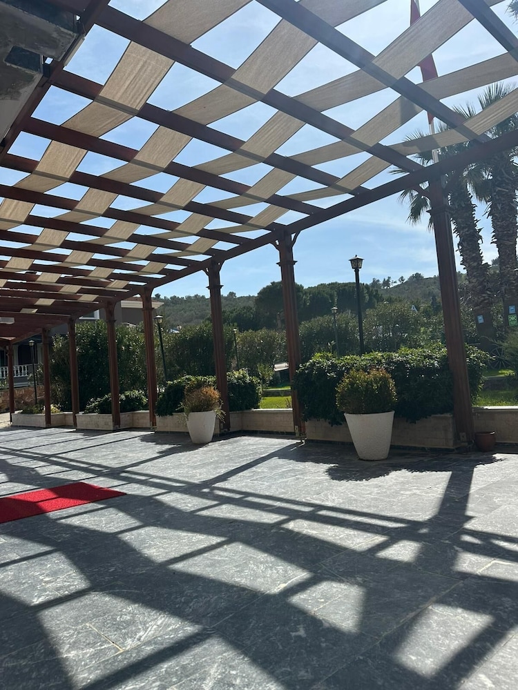 Cunda Basel Hotel 38/47