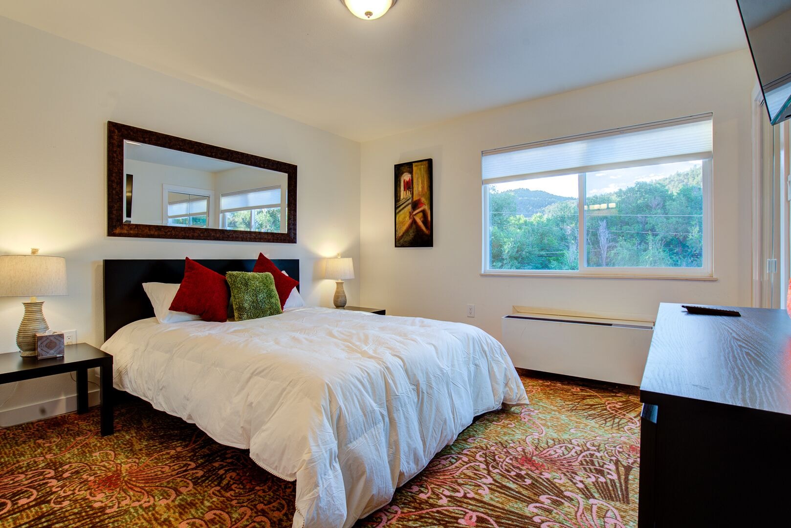 West, Studio, Queen Bed