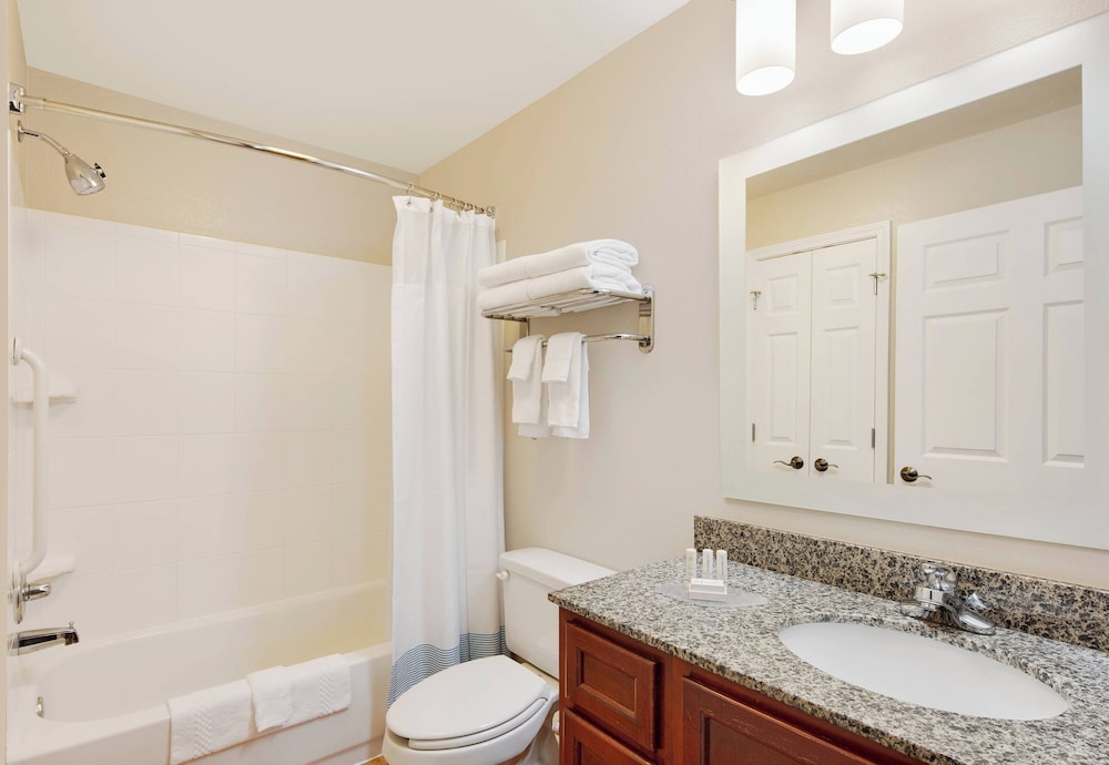 جناح بسرير كوين بغرفة نوم واحدة مع أريكة لذوي الإعاقة، Towneplace Suites By Marriott Bentonville Rogers 3/3