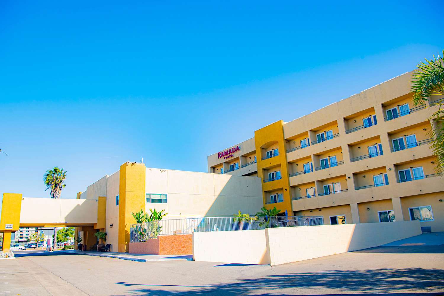 Ramada Plaza By Wyndham Garden Grove/Anaheim South 2/43