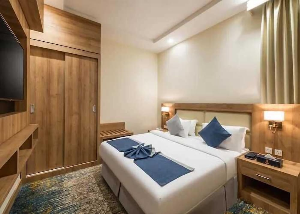 JUNIOR SUITE, KING BED